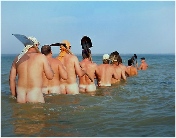 Постоянно в сети гоняют эту фотку. А сделана она в Ольвии - Гарриком Аминовым. И попки все почти знакомые. Гороховская попа первая,потом Крапивин,дальше Любимый , в платочке Сегеда.Еще Лёня Смирнов самый первый в кепочке.2006 или 2007 год